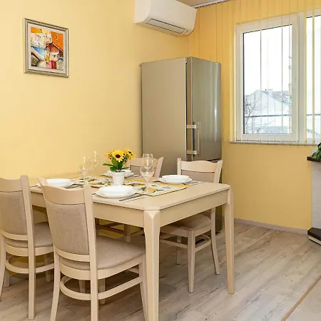 Bright & Spacious 2-bedroom In By Flat Manаger * וארנה