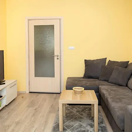 Bright & Spacious 2-bedroom In By Flat Manаger * וארנה