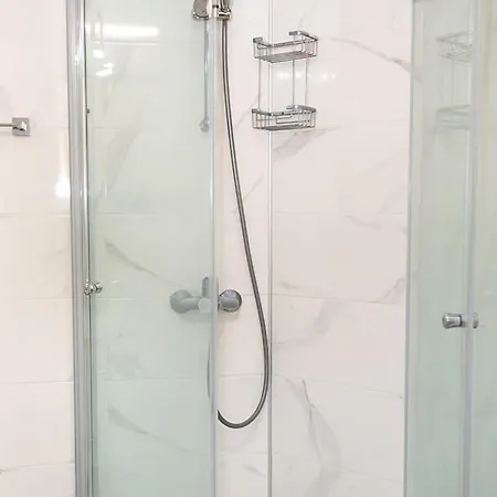 Bright & Spacious 2-bedroom In By Flat Manаger דירה וארנה